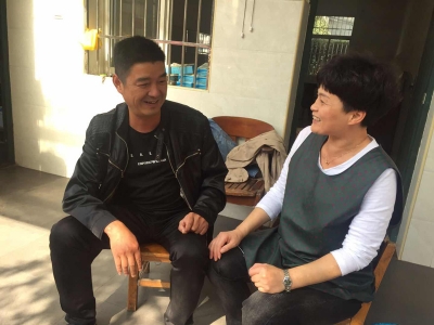 黨員走訪職工家屬，為同事解決疑難問題
