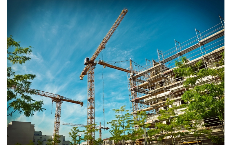 建筑施工項(xiàng)目管理項(xiàng)目是建筑施工企業(yè)最基本的業(yè)務(wù)單元，企業(yè)開(kāi)展數(shù)字化轉(zhuǎn)型要以項(xiàng)目為基石，緊緊圍繞不同項(xiàng)目類(lèi)型、階段、業(yè)務(wù)全場(chǎng)景開(kāi)展，最終實(shí)現(xiàn)企業(yè)數(shù)字化轉(zhuǎn)型升級(jí)。隨著工程建設(shè)項(xiàng)目投資規(guī)模增長(zhǎng)，建筑物形式多樣、體量大、結(jié)構(gòu)復(fù)雜，同時(shí)建筑施工周期長(zhǎng)，使用的材料品種多，耗用量大。建筑施工項(xiàng)目管理主要呈現(xiàn)以下特點(diǎn)。覆蓋面廣建筑施工項(xiàng)目管理綜合性強(qiáng)、涉及面廣，需要工程、商務(wù)、技術(shù)等部門(mén)多方協(xié)同，同時(shí)還涉及建筑、
